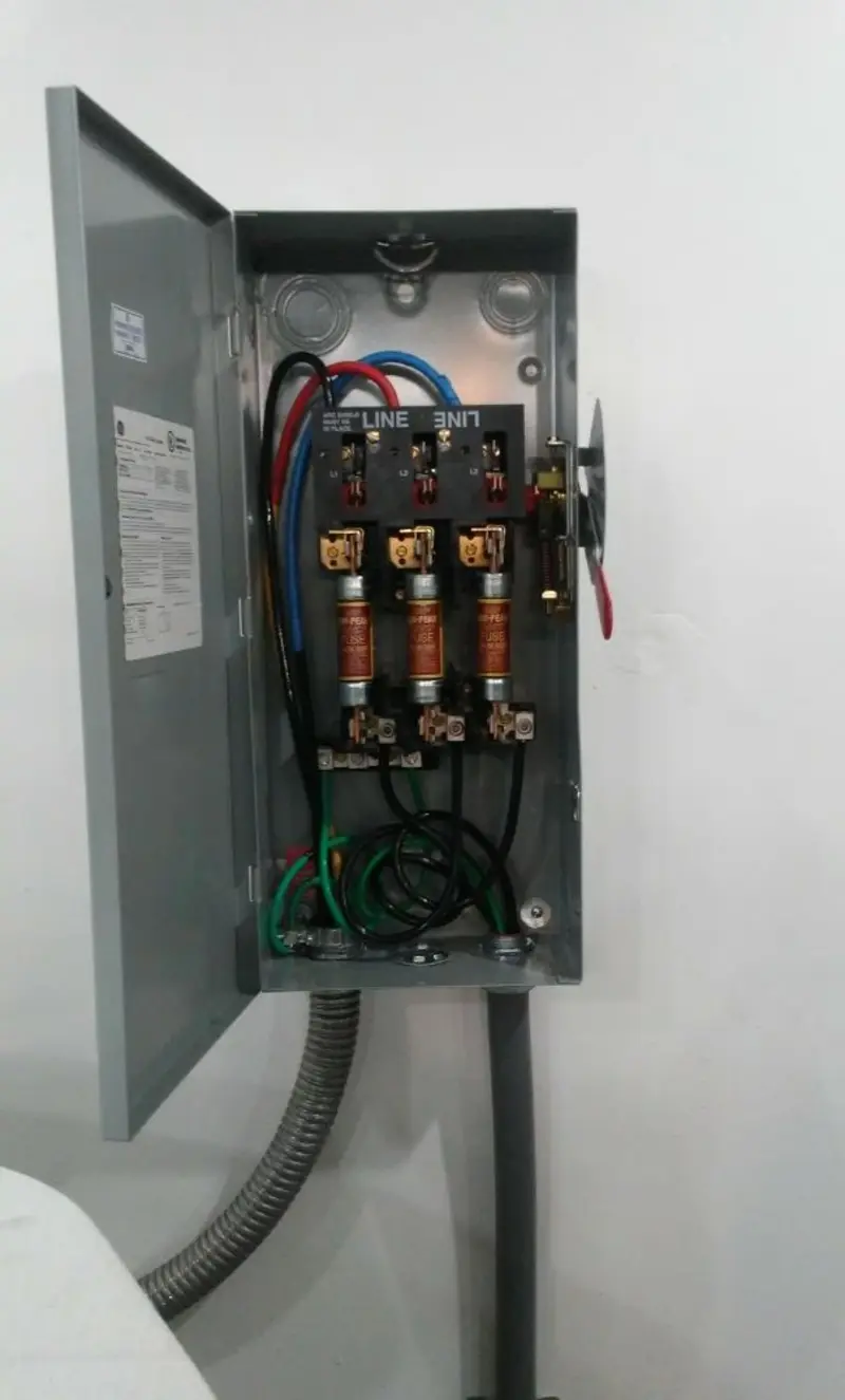 Three-phase disconnect switch installed for Smoke Detector Installation in Sultan